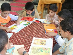 Egyptian boys reading Photo taken by Ben Barber on Wikimedia Commons,