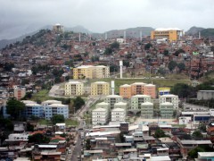 Housing projects and aerial cable car designed by Jorge Mario Jáuregui's firm, Atelier Metropolitano, in the Complexo do Alemão. Photo by Greg Scruggs, CC BY-NC-ND 3.0.