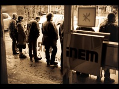 People in front of the unemployment agency in Spain. Photo taken by Ekinez Sorty on Wikicommons. CC-BY 2.0.