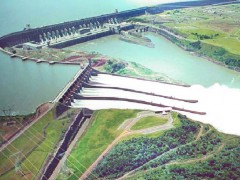 Itaipu Dam. Photo by Angeloleithold on WkimediaCommons. CC BY-SA 3.0